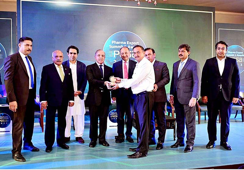 Prime Minister Muhammad Shehbaz Sharif distributes awards among the highest exporters of Pharmaceutical Industry in Pakistan