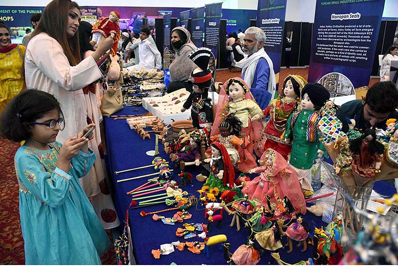 Visitors looking at handmade stuff during Dastkaar Mela organized by Punjab Small Industries in cooperation with Government of the Punjab “Pakistan Handicraft Shops Promoting Artisans and Handicrafts