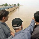 Chief Minister Syed Murad Ali Shah during his visit to Guddu Barrage being briefed about the current flood situation by Minister Irrigation Jam Khan Shoro and Secretary Irrigation Zarif Khero