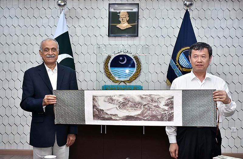 Chinese delegation head Wu Yuelang presents traditional art to VC UAF Prof. Dr. Iqrar Ahmad Khan during his visit University of Agriculture Faisalabad (UAF)