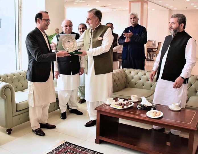 Chairman NAB Lt. Gen (R) Nazir Ahmed presenting memento to Kashif Zaman, out-going Director Media at NAB HQ Chairman NAB Lt. Gen (R) Nazir Ahmed presenting memento to Kashif Zaman, out-going Director Media at NAB HQ