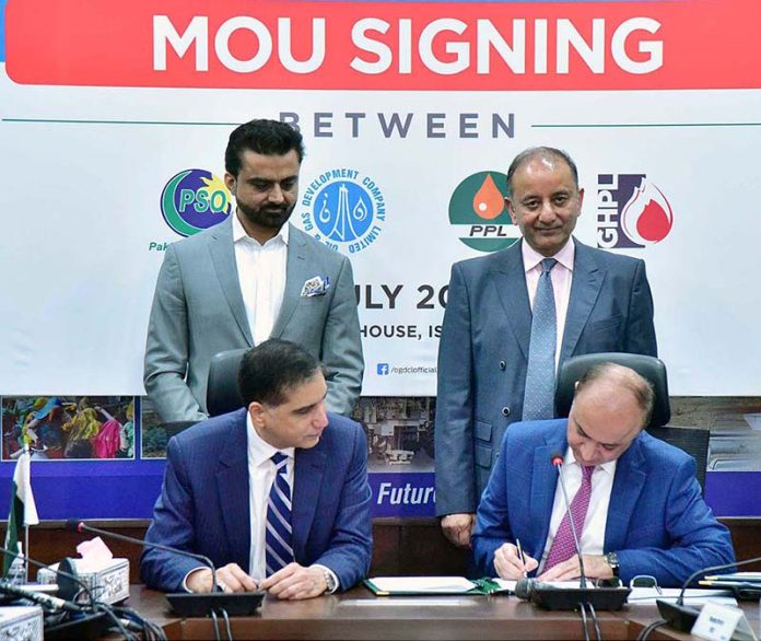 MOS Dr. Musadik Malik & Sec Petroleum Muhammad Mahmood witnessing the MOU signing of Greenfield Refinery Project