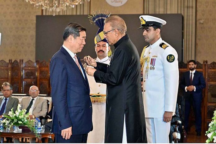 President Dr. Arif Alvi conferring the award of Hilal-e-Pakistan upon the Special Representative of the Chinese President Xi Jinping and the vice -Premier of the State council of China, Mr. He Lifeng, at a special investiture Ceremony held at Aiwan-e-Sadr