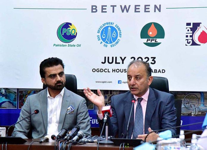 MOS Dr. Musadik Malik & Sec Petroleum Muhammad Mahmood briefing media about MOU signing of Greenfield Refinery Project