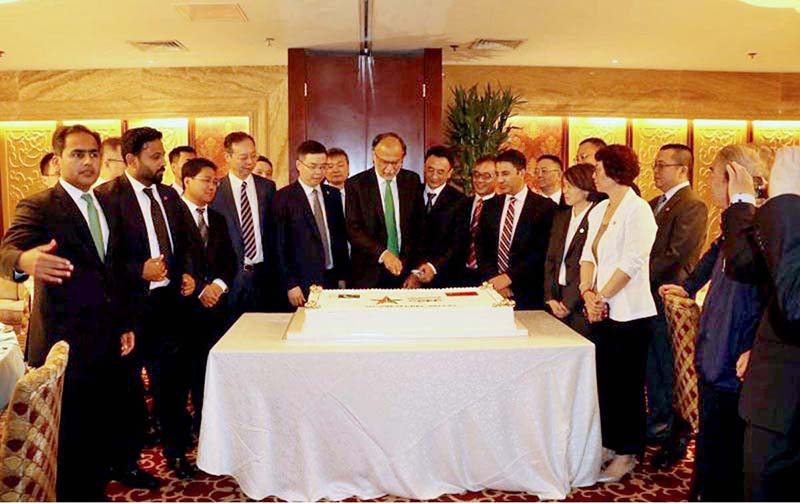 Federal Minister for Planning, Development and Special Initiatives, Prof. Ahsan Iqbal at a dinner with representatives of Chinese companies working on CPEC projects. A cake was also cut to celebrate the sucessful completion of Decade of CPEC
