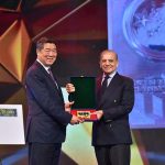 Prime Minister Muhammad Shehbaz Sharif presenting a memento of Rs. 100 coin to Chinese President Special Representative and Vice Premier Mr. He Lifeng at a ceremony to commemorate the 10th anniversary of CPEC