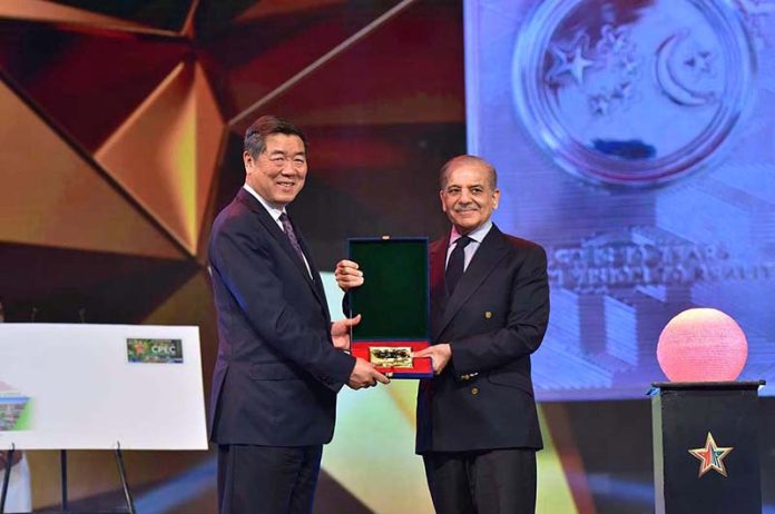 Prime Minister Muhammad Shehbaz Sharif presenting a memento of Rs. 100 coin to Chinese President Special Representative and Vice Premier Mr. He Lifeng at a ceremony to commemorate the 10th anniversary of CPEC