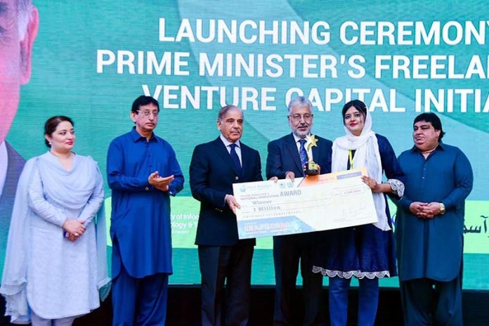 Prime Minister Muhammad Shehbaz Sharif presenting cash prize of Rs.1 million each to recipients of 'National Innovation Awards' during Launching Ceremony of PM's Freelancers & Venture Capital Initiative