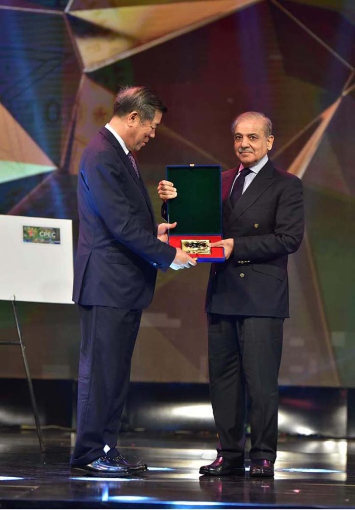 Prime Minister Muhammad Shehbaz Sharif presenting a memento of Rs. 100 coin to Chinese President Special Representative and Vice Premier Mr. He Lifeng at a ceremony to commemorate the 10th anniversary of CPEC