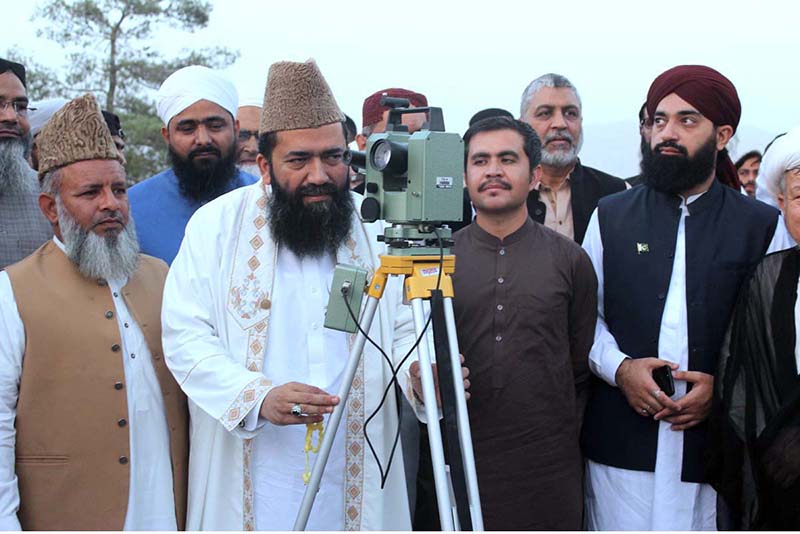 Ruet-e-Hilal Committee Chairman Maulana Syed Muhammad Abdul Khabir Azad searching moon of Muharram-ul-Haram through telescope at DC Office