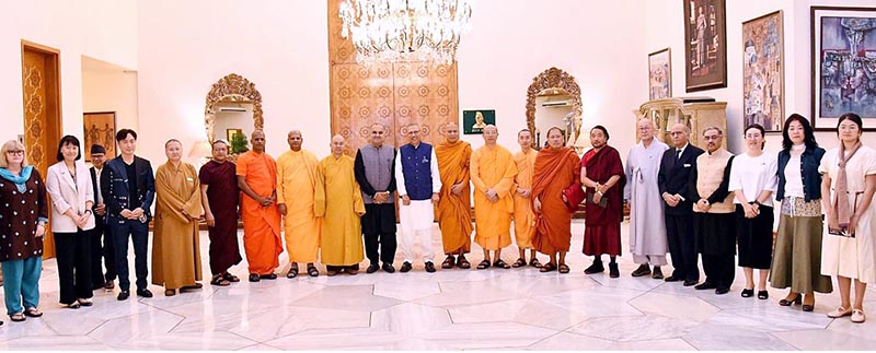 President Dr. Arif Alvi in a group photo with a delegation of venerated monks, who are attending the International Gandhara Symposium 2023