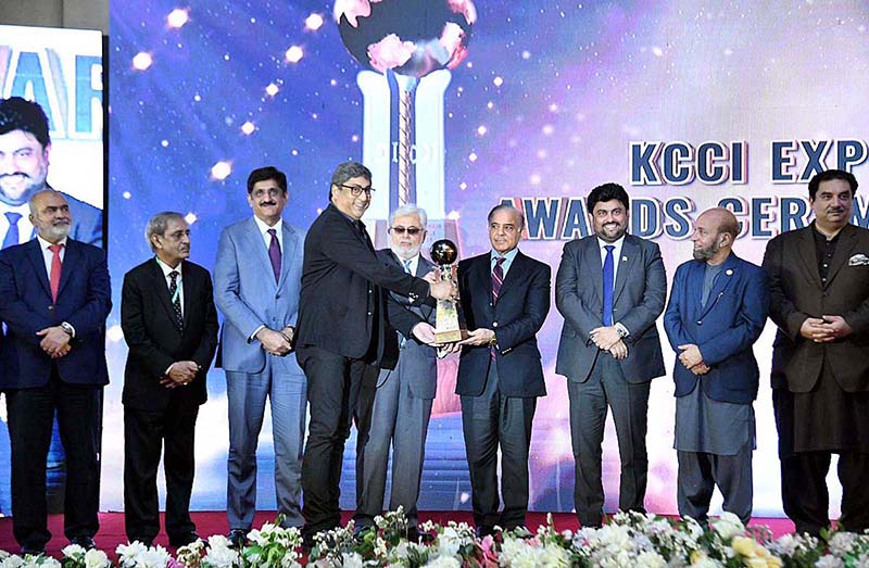 Prime Minister Muhammad Shehbaz Sharif presenting awards to highest exporters at "KCCI Exports Trophy Awards Ceremony 2022-23"