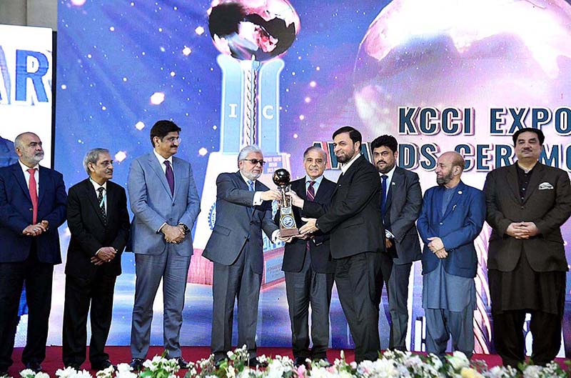Prime Minister Muhammad Shehbaz Sharif presenting awards to highest exporters at "KCCI Exports Trophy Awards Ceremony 2022-23"