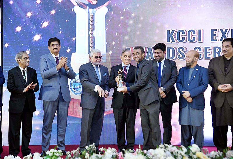 Prime Minister Muhammad Shehbaz Sharif presenting awards to highest exporters at "KCCI Exports Trophy Awards Ceremony 2022-23"