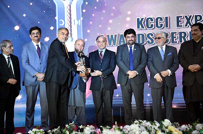 Prime Minister Muhammad Shehbaz Sharif presenting awards to highest exporters at "KCCI Exports Trophy Awards Ceremony 2022-23