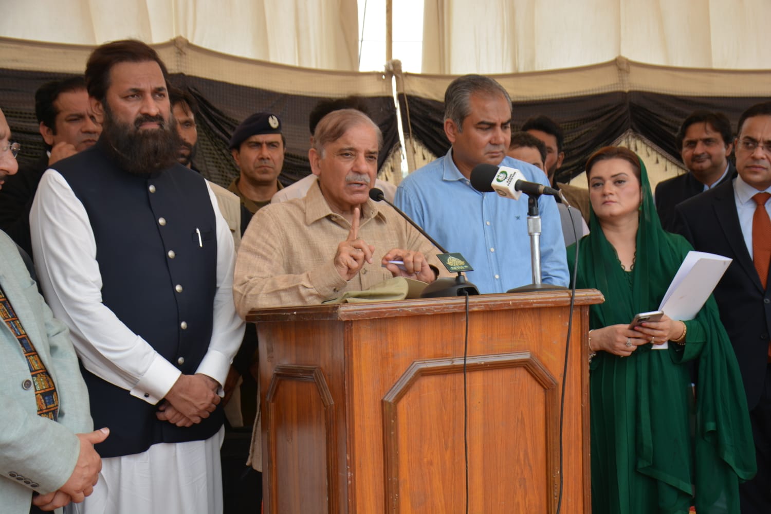 PM asserts non-politicization of public welfare projects