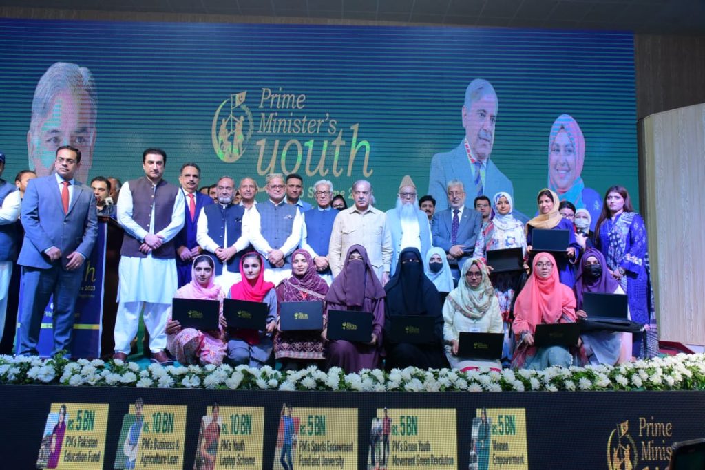 PM urges women to ramp up role in economic progress