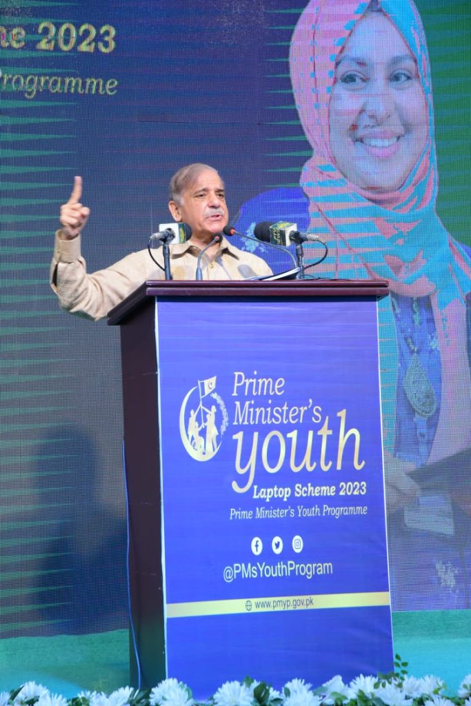 PM urges women to ramp up role in economic progress