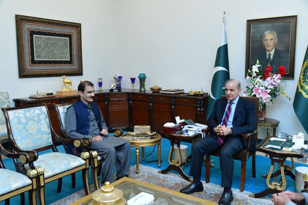 Commerce minister, MNAs call on PM; discuss political situation