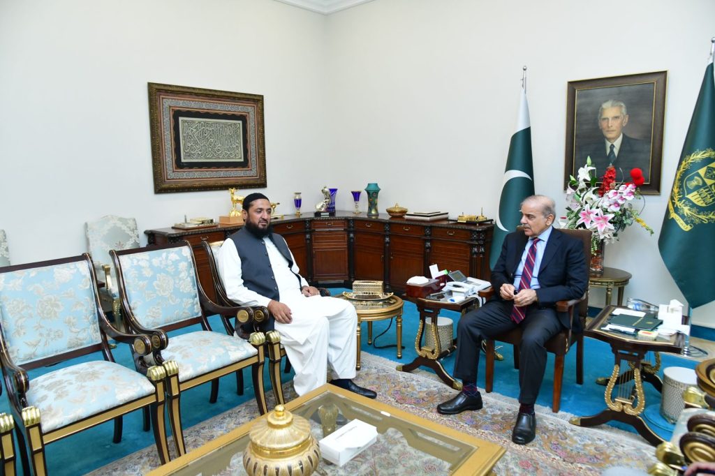 Commerce minister, MNAs call on PM; discuss political situation