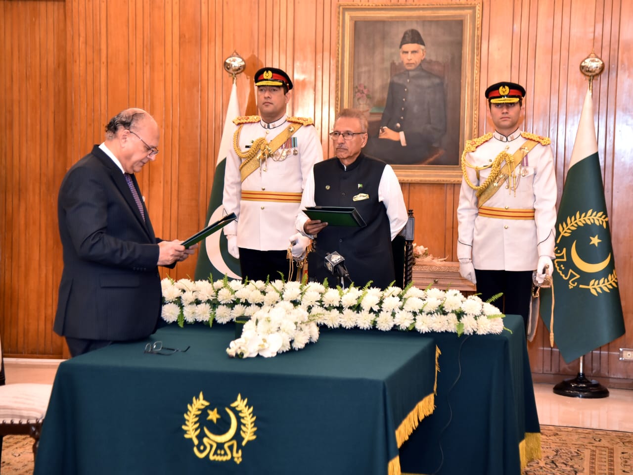 Alvi administers oath of Banking Ombudsman to Sirajuddin Aziz