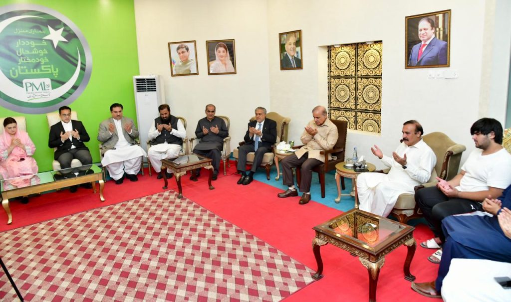 PM visits Tariq Fazal Ch to condole death of his son