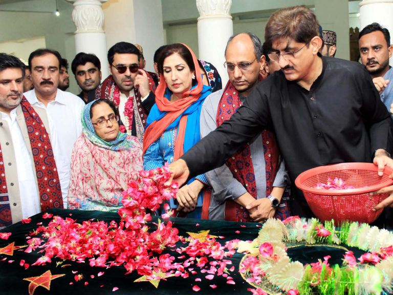 Murad Ali Shah visits Bhutto family graveyard