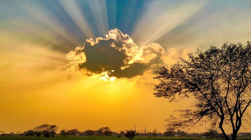 Hot, partly cloudy weather with isolated falls, thunderstorms likely in KP