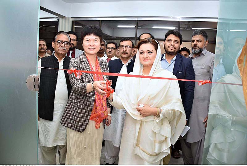Federal Minister for Information and Broadcasting Ms. Marriyum Aurangzeb and Her Excellency Pang Chunxue, the Charge d'affaires of the Chinese Embassy in Pakistan cutting ribbon to inaugurate Chinese News Service at APP Headquarters