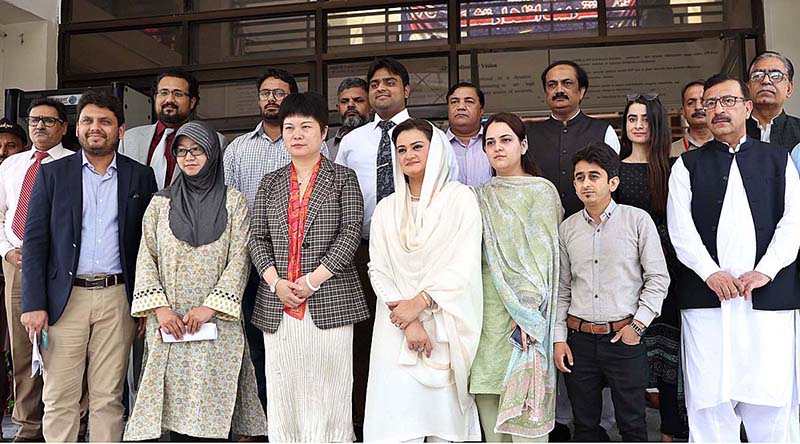 Federal Minister for Information and Broadcasting Ms. Marriyum Aurangzeb in a group photograph with Her Excellency Pang Chunxue, the Charge d'affaires of the Chinese Embassy in Pakistan and MD APP Muhammad Asim Khichi during her visit at APP Headquarters
