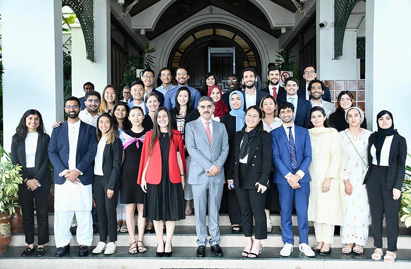 Caretaker Prime Minister Anwaar-ul-Haq Kakar in a group photo with a delegation of Harvard University Students