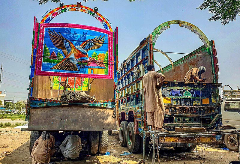Workers busy in repairing truck body at Pirwadhai Workers busy in repairing truck body at Pirwadhai