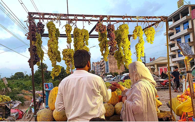 A vendor displaying and selling fruits on his handcart setup at KhanaPul