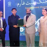 Federal Minister for IT and Telecommunication Syed Amin Ul Haque giving away shield to participant at launching ceremony of Pakistan's First Communication APP “beep''