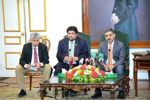 Flanked by Governor Sindh and Federal Minister for Information & Broadcasting, Caretaker Prime Minister Anwaar-ul-Haq Kakar addressing a press conference