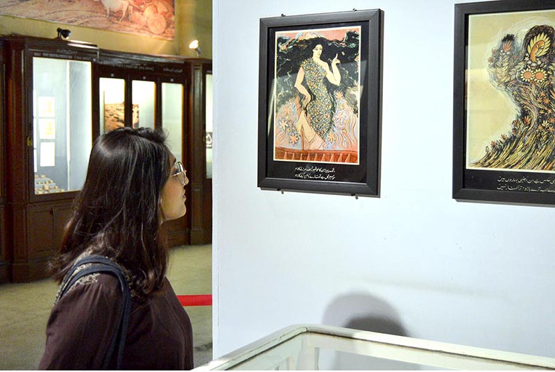 The students who visit the Lahore Museum are exchanging information and