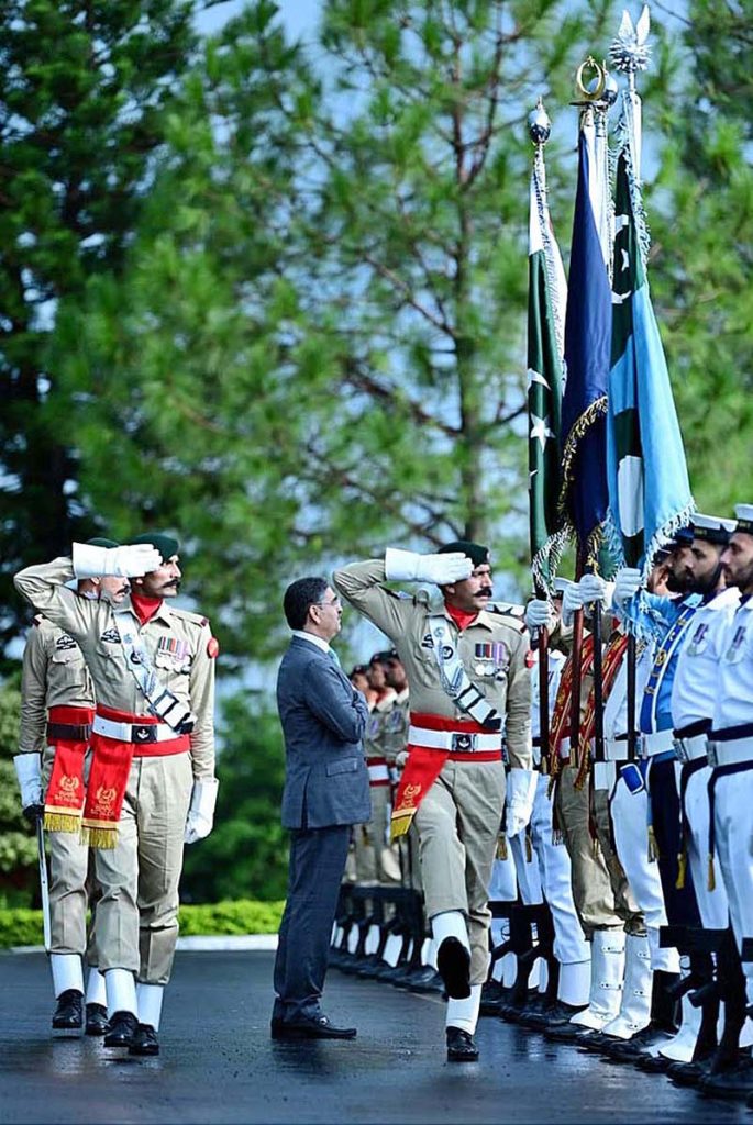 Caretaker Prime Minister Anwaar-ul-Haq Kakar being presented Guard of Honor at Prime Minister's House