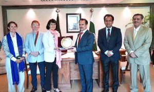 Caretaker Federal Minister for Health Dr. Nadeem Jan presenting souvenir to Chief Executive Officer UK Health Security Agency