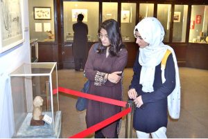 The students who visit the Lahore Museum are exchanging information and enhancing their own memories by looking at the statue of Queen Victoria of Great Britain