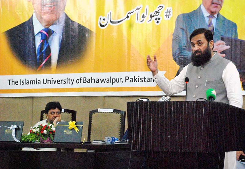 Governor of the Punjab Engr. Muhammad Baligh Ur Rehman addressing the Prime Minister’s Youth Laptop Program Ceremony at the Islamia Universiry Bahawalpur