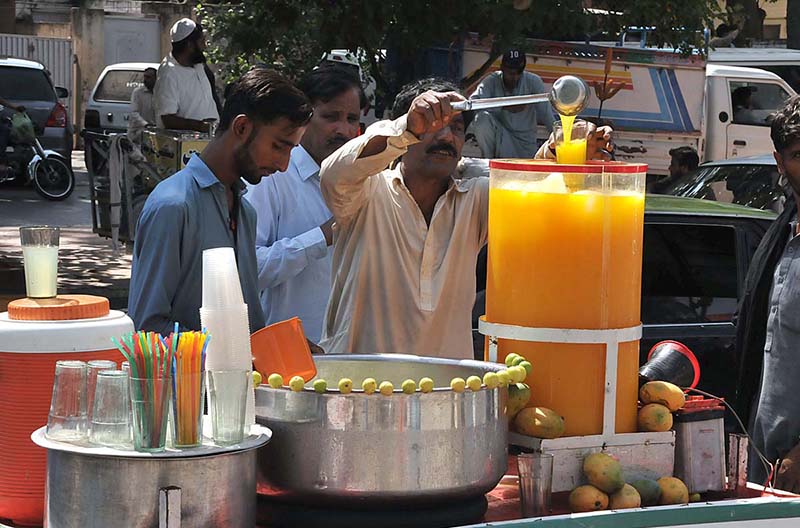 A vendor selling summer drink to customers in Federal Capital