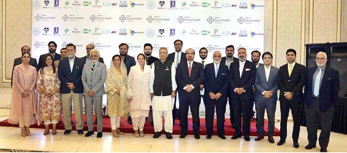 President Dr. Arif Alvi in a group photo with healthcare professionals attending the Instacare Future Health Forum 2023 on Advancing Healthcare with Artificial Intelligence and Machine Learning