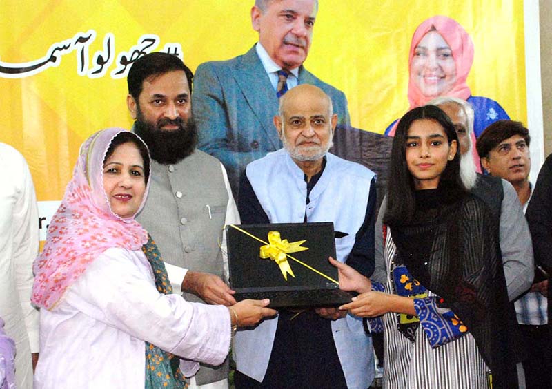 Governor of the Punjab Engr. Muhammad Baligh Ur Rehman Distributing Laptops to students at the Prime Minister’s Youth Laptop Program Ceremony at the Islamia Universiry Bahawalpur
