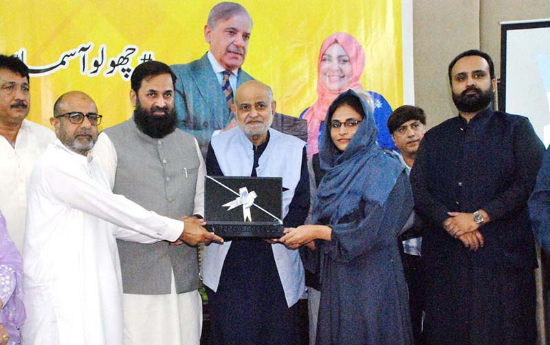 Governor of the Punjab Engr. Muhammad Baligh Ur Rehman Distributing Laptops to students at the Prime Minister’s Youth Laptop Program Ceremony at the Islamia Universiry Bahawalpur