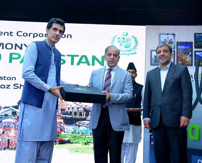 Advisor to Prime Minister on Sports and Tourism Mr. Awn Chaudhry presenting a souvenir to Prime Minister Muhammad Shehbaz Sharif on the launching ceremony of Pakistan's tourism brand 'Salam Pakistan'