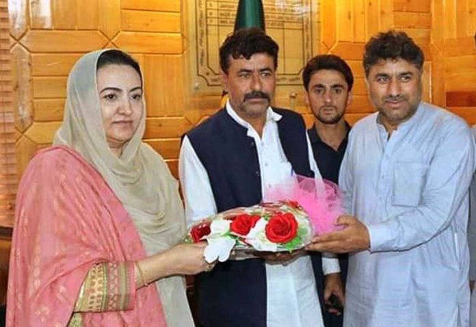 Workers presenting flower bouquet to Sadia Danish on becoming Deputy Speaker Gilgit-Baltistan Assembly at Assembly Secretariat