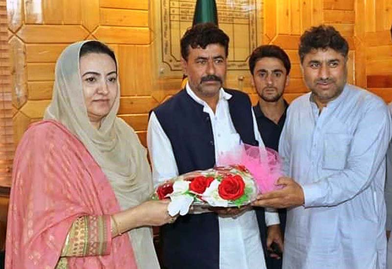 Workers presenting flower bouquet to Sadia Danish on becoming Deputy Speaker Gilgit-Baltistan Assembly at Assembly Secretariat