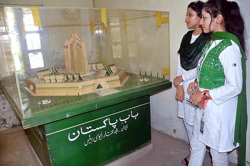 Visitors seeing the model of Bab-e-Pakistan Monument, the first stay of refugees in 1947