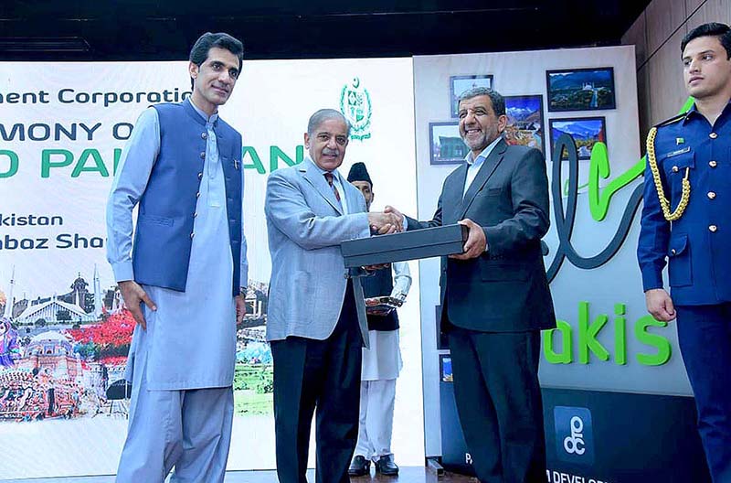 Prime Minister Muhammad Shehbaz Sharif presenting souvenir to Irani Minister for Culture and Tourism Ezzatollah Zarghami on the launching ceremony of Pakistan's tourism brand 'Salam Pakistan'
