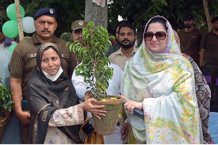 Divisional Commissioner Silwat Saeed distributing plants among citizens during .'Sabz Parcham-Sar Sabz Faisalabad' campaign arranged by Parks and Horticulture Authority